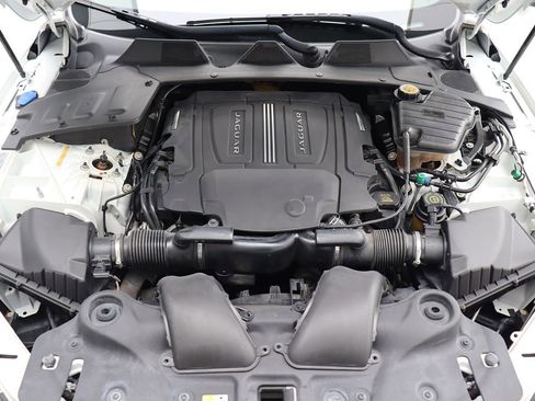 Used 2014 Jaguar XJ image 43