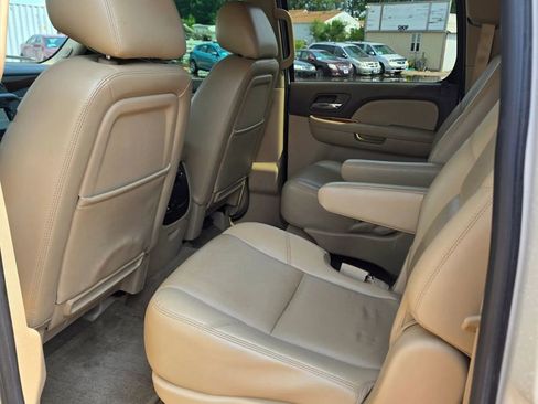 Used 2014 Chevrolet Suburban LTZ image 7