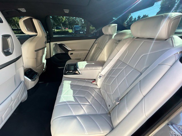 Used 2023 BMW i7 xDrive60 AWD/4WD image 14