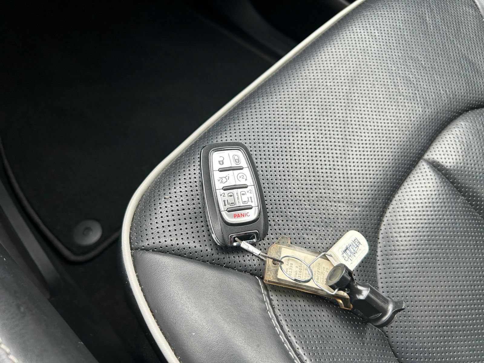 Used 2025 Chrysler Pacifica Limited FWD image 18