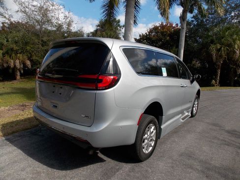 Used 2023 Chrysler Pacifica Touring-L image 6