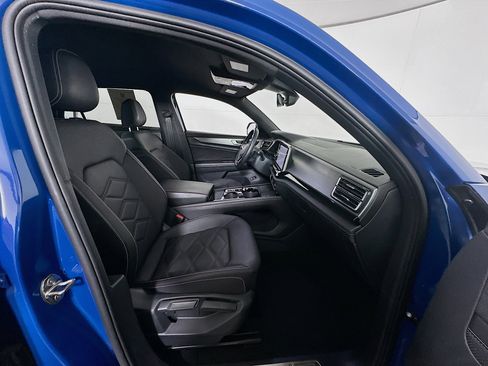 Used 2025 Volkswagen Atlas Cross Sport SE image 33