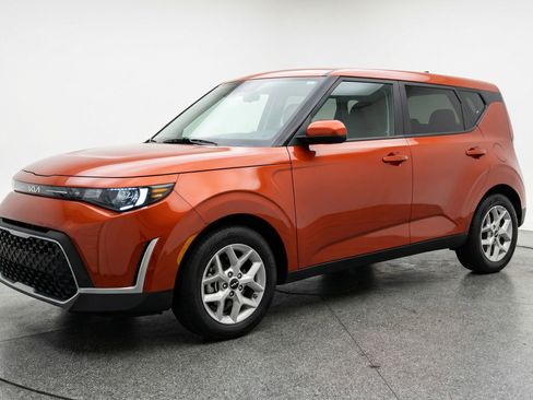 Used 2025 Kia Soul LX w/ LX Technology Package image 3