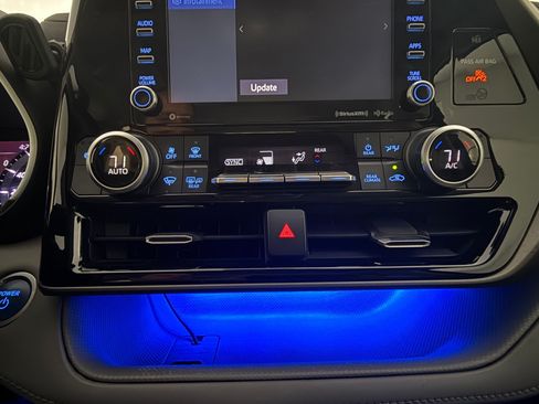 Used 2021 Toyota Highlander XLE FWD image 19