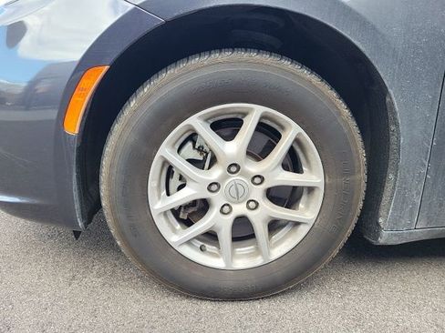 Used 2023 Chrysler Pacifica Touring-L image 17