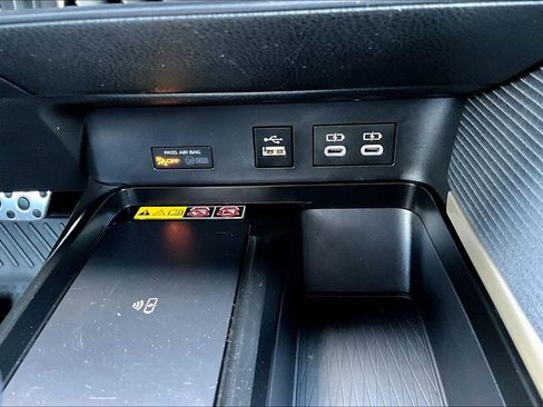 Used 2025 Toyota Camry SE image 32