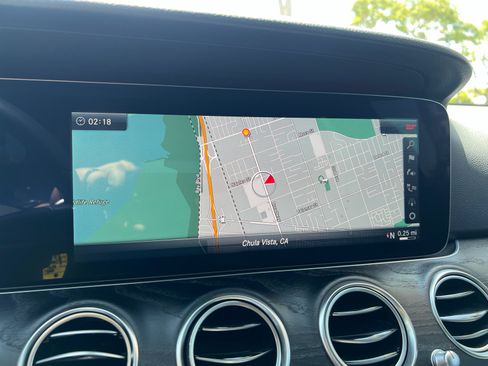 Used 2018 Mercedes-Benz E 400 4MATIC Sedan w/ Premium 3 Package image 31