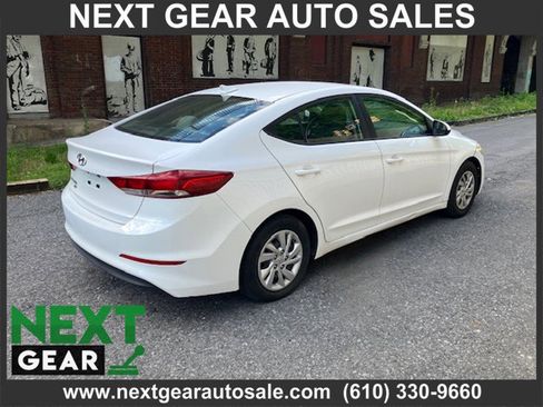 Used 2017 Hyundai Elantra SE FWD image 3