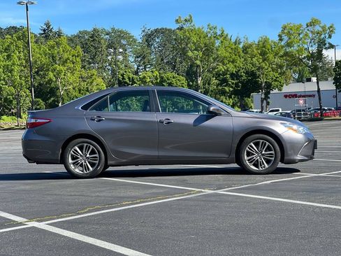 Used 2017 Toyota Camry SE FWD image 6