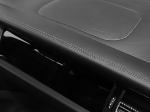 Certified 2023 Porsche Macan Turbo AWD/4WD image 25