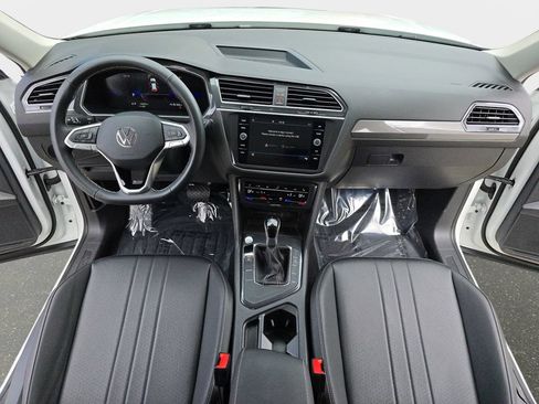 Used 2024 Volkswagen Tiguan SE w/ Panoramic Sunroof Package FWD image 10