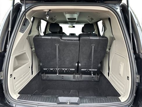 Used 2014 Chrysler Town & Country Touring FWD image 12