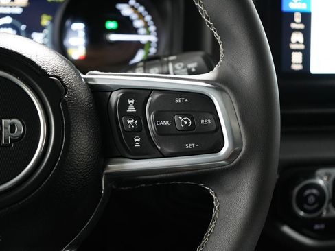 Used 2025 Jeep Wrangler Unlimited Sahara AWD/4WD image 17