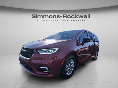 Used 2025 Chrysler Pacifica Select