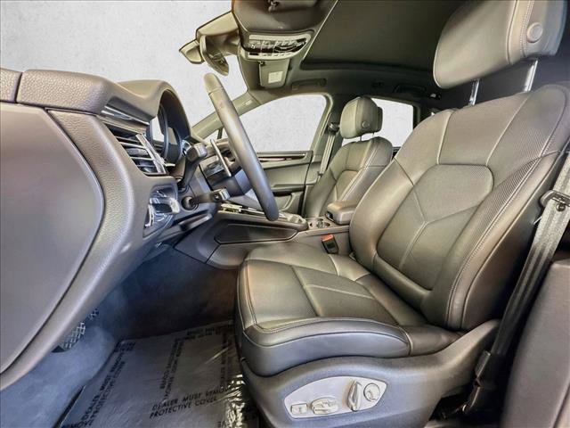 Certified 2026 Porsche Macan AWD/4WD image 5