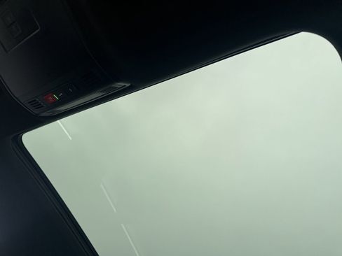 Certified 2022 Volkswagen Tiguan SEL R-Line image 33