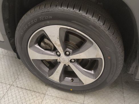 Used 2019 Jeep Cherokee Limited w/ Luxury Group FWD image 31