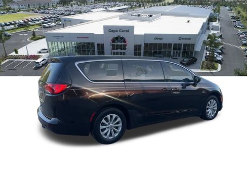 Certified 2017 Chrysler Pacifica Touring w/ Tire & Wheel Group FWD image 20