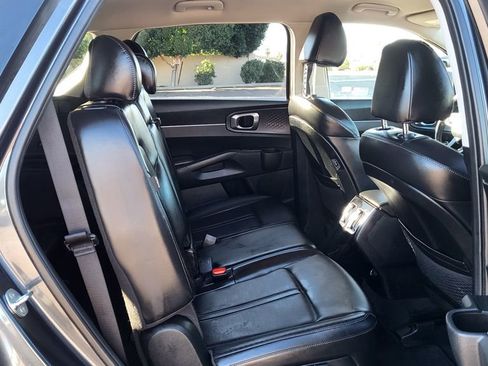 Used 2024 Kia Sorento S image 19