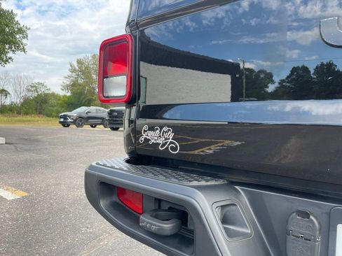 Used 2021 Jeep Gladiator Overland w/ Cold Weather Group image 24