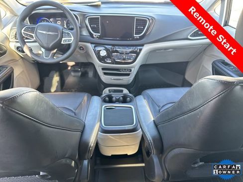 Used 2024 Chrysler Pacifica Touring-L image 19