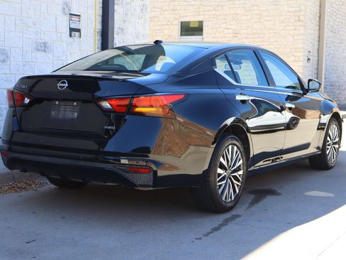 Used 2025 Nissan Altima 2.5 SV AWD/4WD image 3
