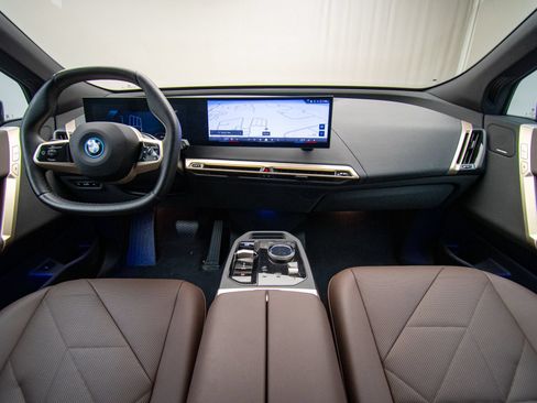 Used 2024 BMW iX xDrive50 w/ Sport Package AWD/4WD image 10