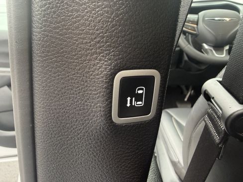 Used 2025 Chrysler Pacifica Select FWD image 28