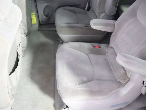 Used 2004 Toyota Sienna LE FWD image 41