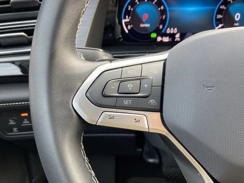 Used 2025 Volkswagen Atlas Cross Sport SE w/ Panoramic Sunroof Package image 18