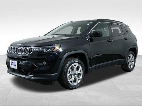 Used 2025 Jeep Compass Latitude AWD/4WD image 5