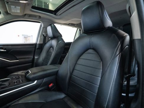 Used 2023 Toyota Highlander XLE AWD/4WD image 6