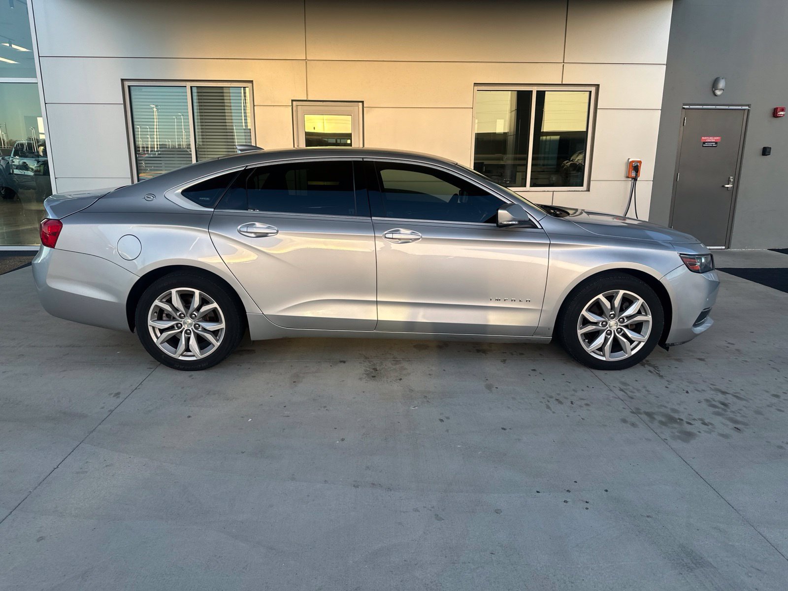 Used 2017 Chevrolet Impala LT FWD image 5