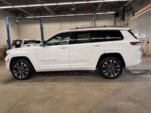 Used 2022 Jeep Grand Cherokee L Overland w/ Luxury Tech Group IV AWD/4WD image 3