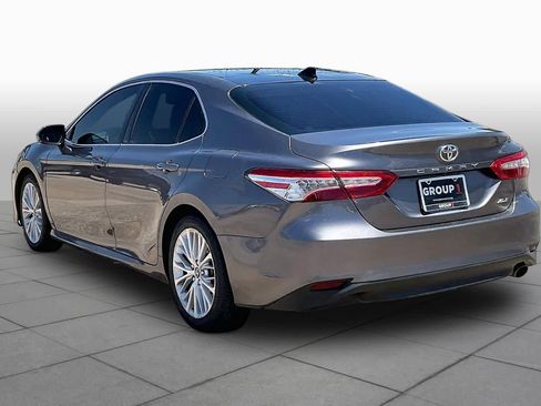 Used 2019 Toyota Camry XLE FWD image 12