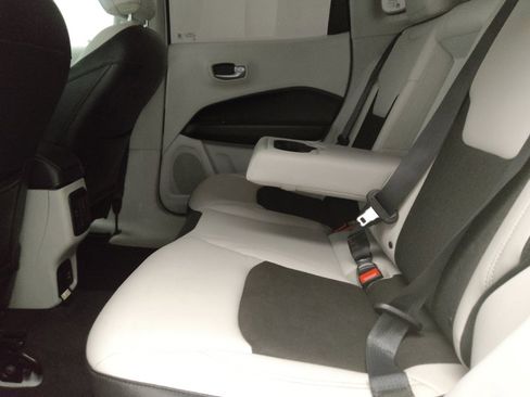 Used 2017 Jeep Compass Latitude w/ Popular Equipment Group FWD image 18