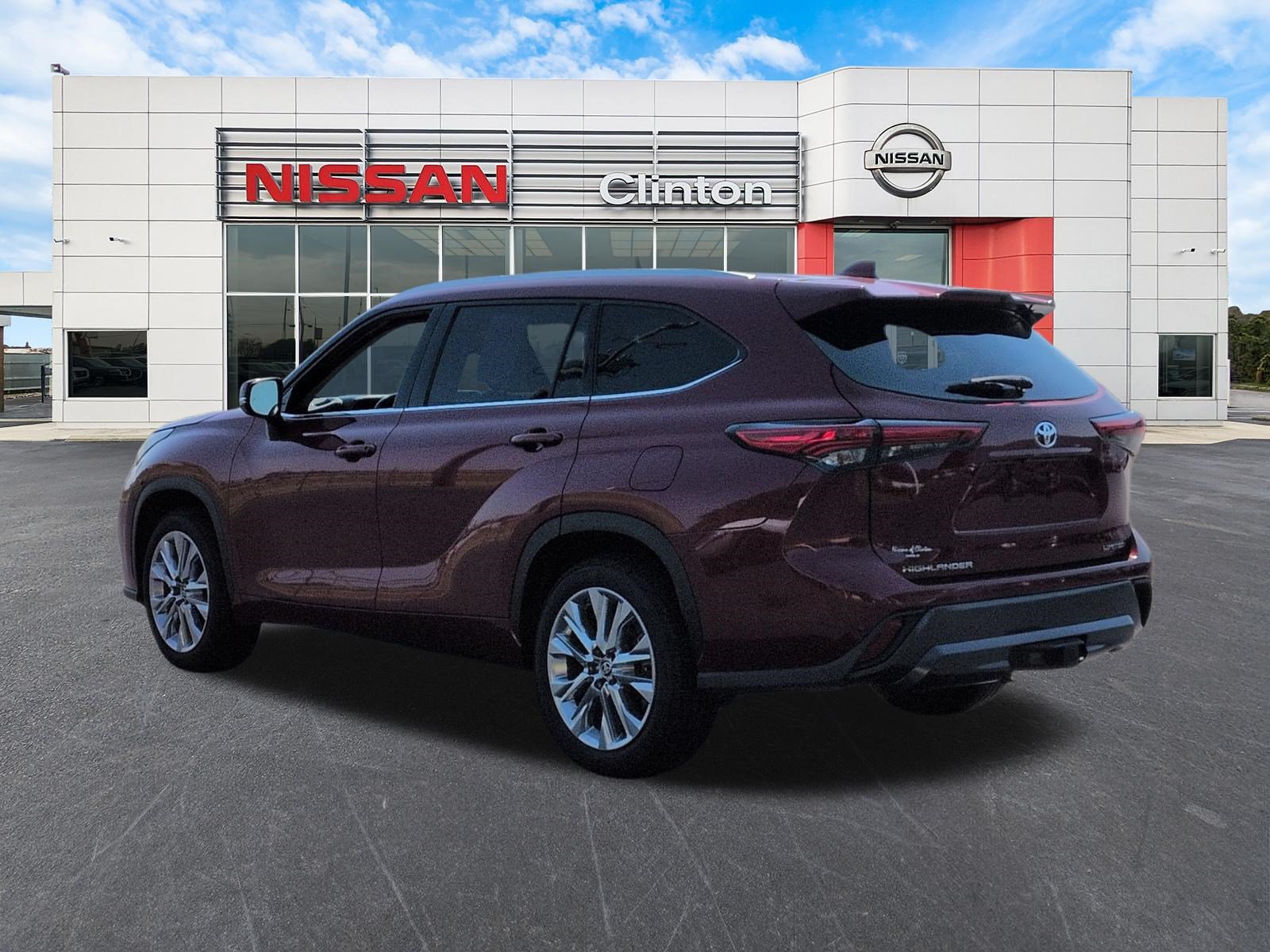Used 2023 Toyota Highlander Limited FWD image 5