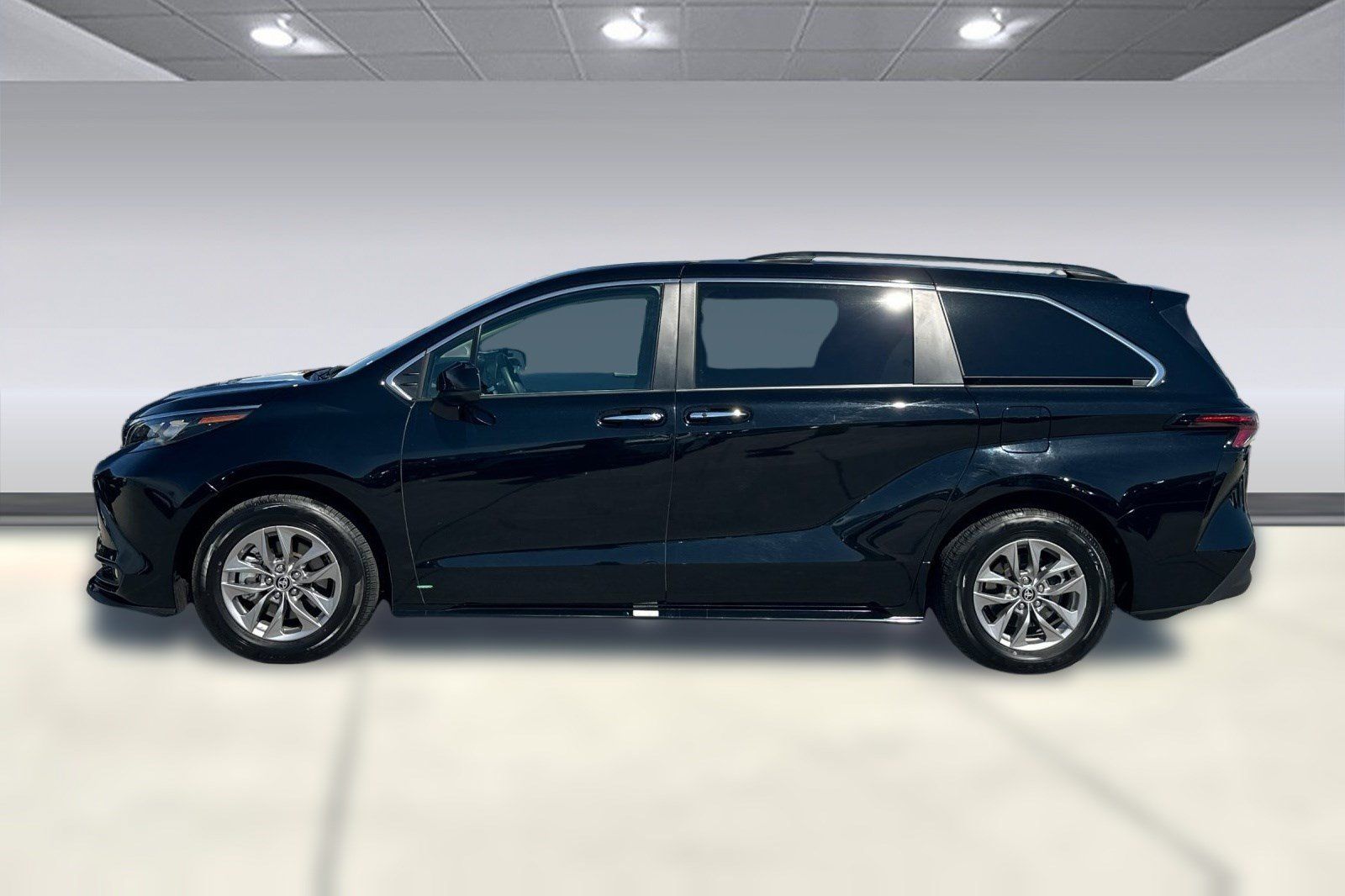 Used 2026 Toyota Sienna XLE FWD image 2