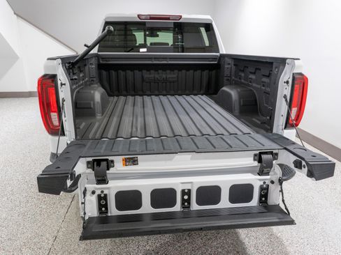 Used 2025 GMC Sierra 1500 AT4 w/ AT4 Premium Package AWD/4WD image 11