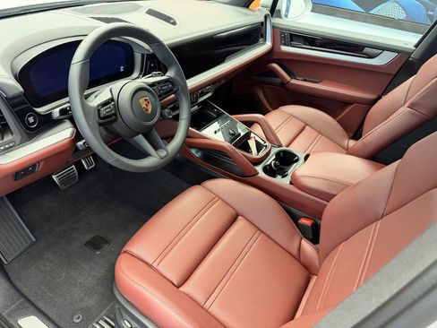 Used 2024 Porsche Cayenne S AWD/4WD image 4