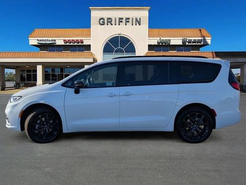 New 2026 Chrysler Pacifica Limited w/ S Appearance Package AWD/4WD image 10