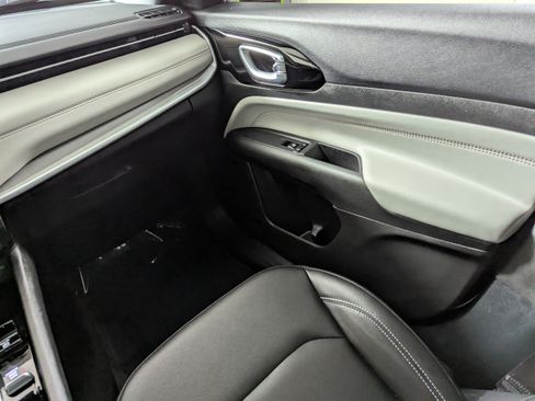 Used 2026 Jeep Compass Limited image 11