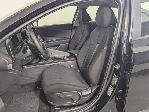 Certified 2025 Hyundai Elantra SE image 12