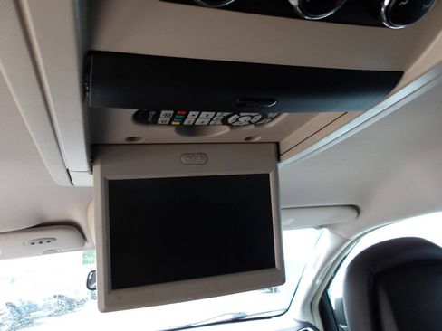 Used 2013 Chrysler Town & Country Touring FWD image 24