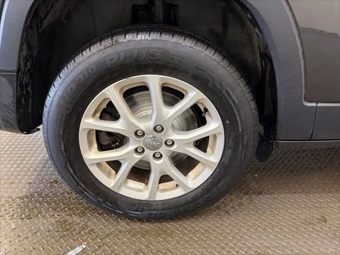 Used 2016 Jeep Cherokee Latitude w/ Cold Weather Group image 35