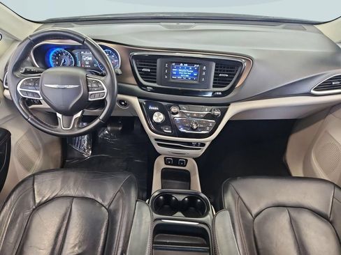Used 2017 Chrysler Pacifica Touring-L FWD image 22