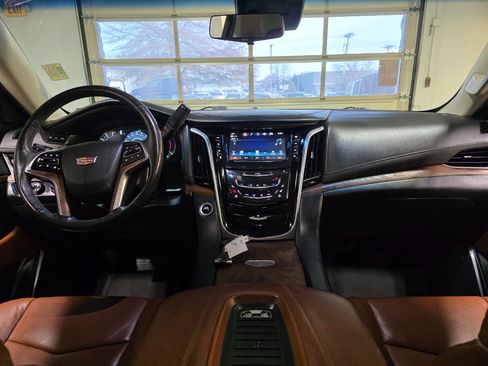 Used 2019 Cadillac Escalade Premium Luxury image 30
