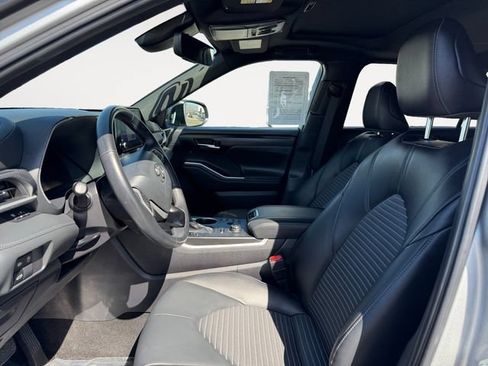 Certified 2025 Toyota Highlander XSE AWD/4WD image 9