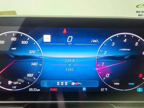 Used 2025 Mercedes-Benz GLC 300 4MATIC image 37