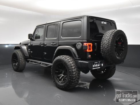 Used 2018 Jeep Wrangler Unlimited Sahara AWD/4WD image 5
